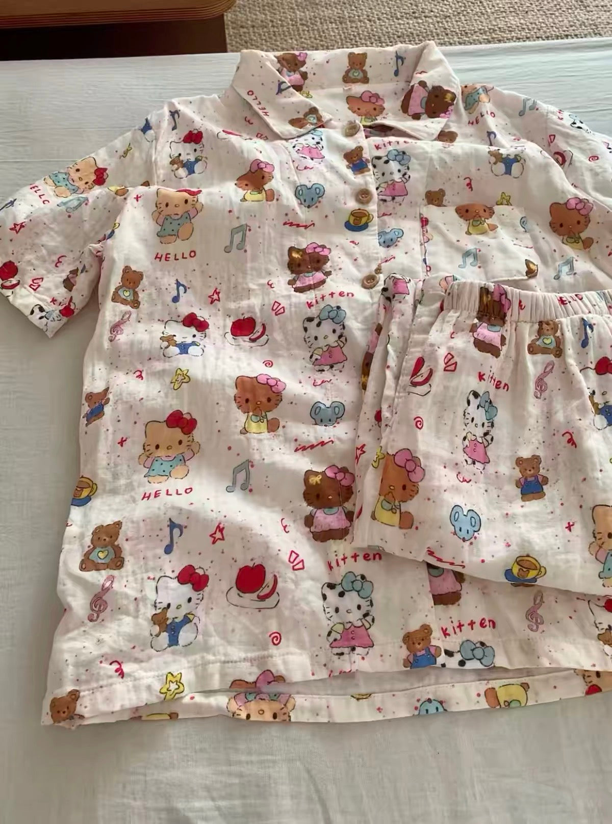 Short-sleeved pajamas