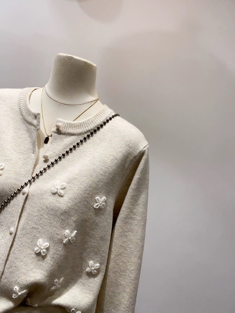 Elegant Off-White Floral Cardigan 🌸