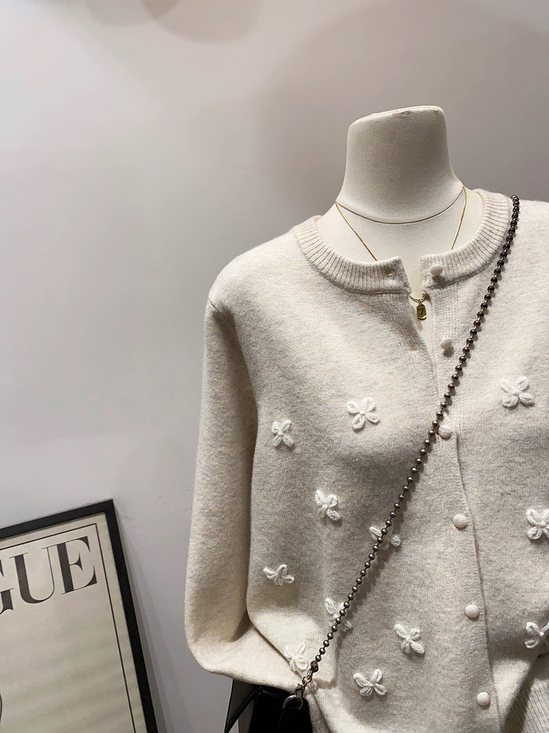 Elegant Off-White Floral Cardigan 🌸