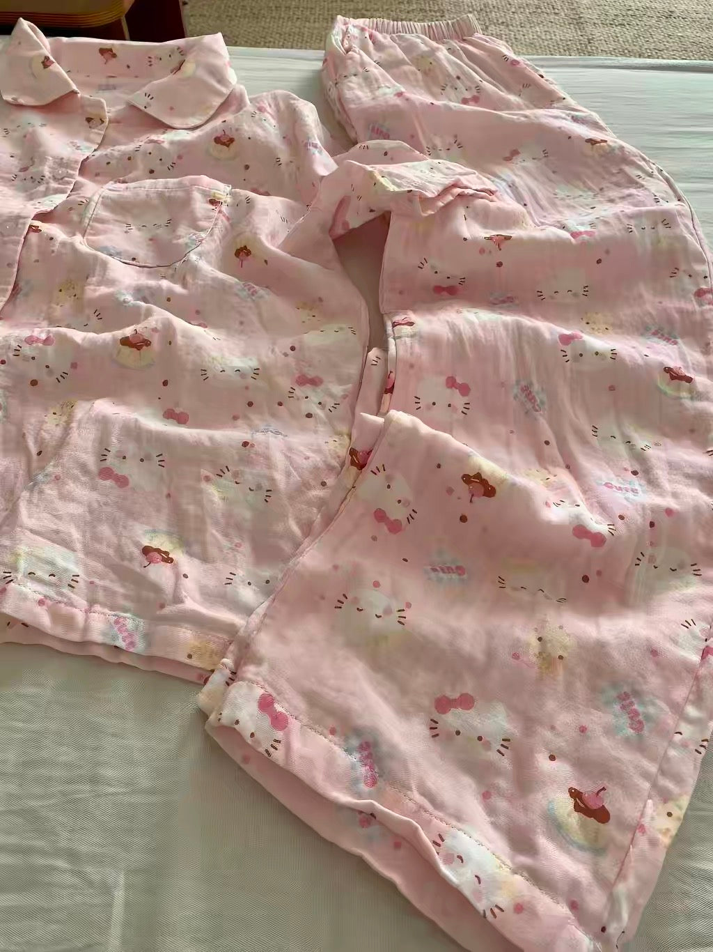 Short-sleeved pajamas