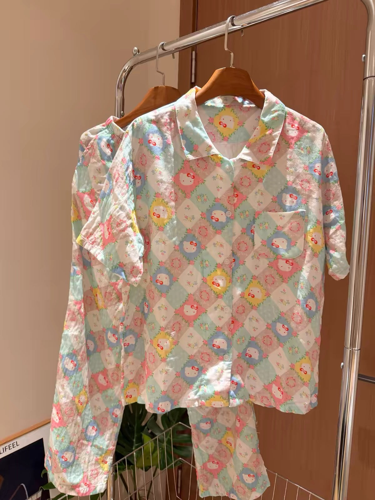 Short-sleeved pajamas